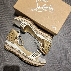 CHRISTIAN LOUBOUTIN PLATFORM SANDAL🐚